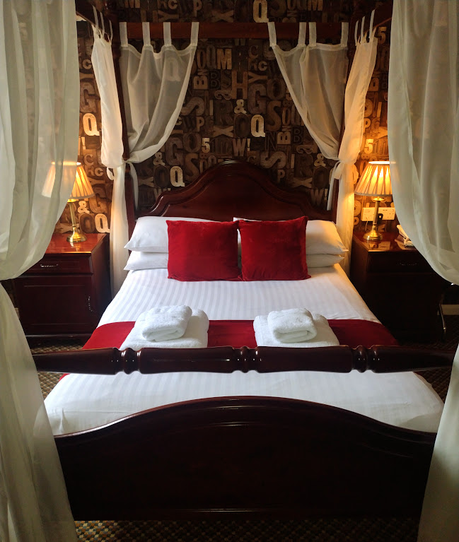 Cosy-traditional-four-poster-bedroom-dartmoor-lodge-hotel