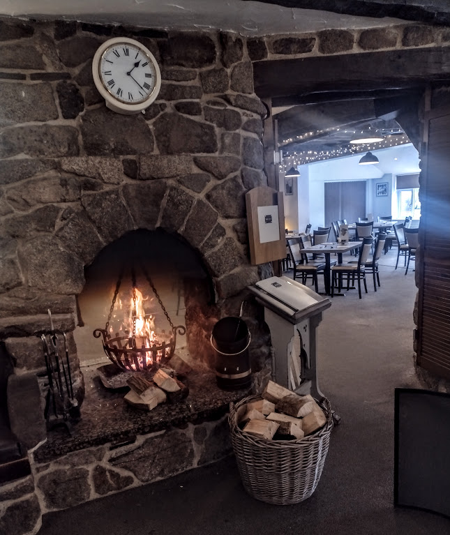 Cosy-atmospheric-lounge-bar-withcrackling-fire-dartmoor-lodge-hotel